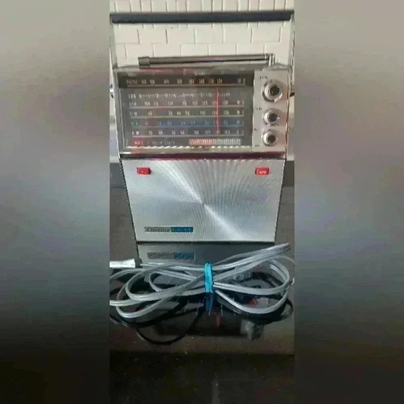 Wards Airline Five Band Radio  GEN-1469A Montgomery Wards Made in Japan**Works!! - Picture 8 of 11